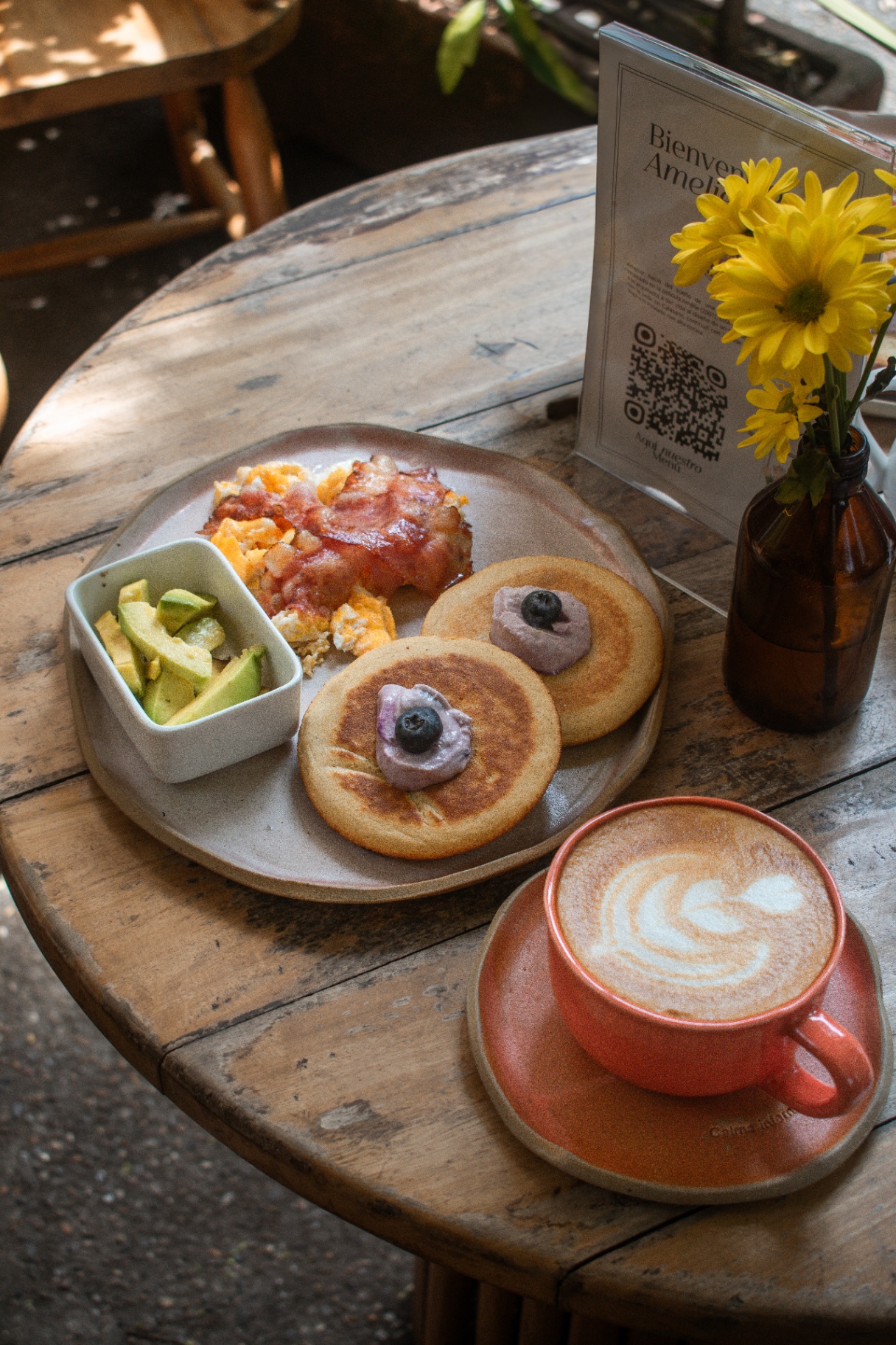 Brunch de Amelier con pancakes, huevos y latte