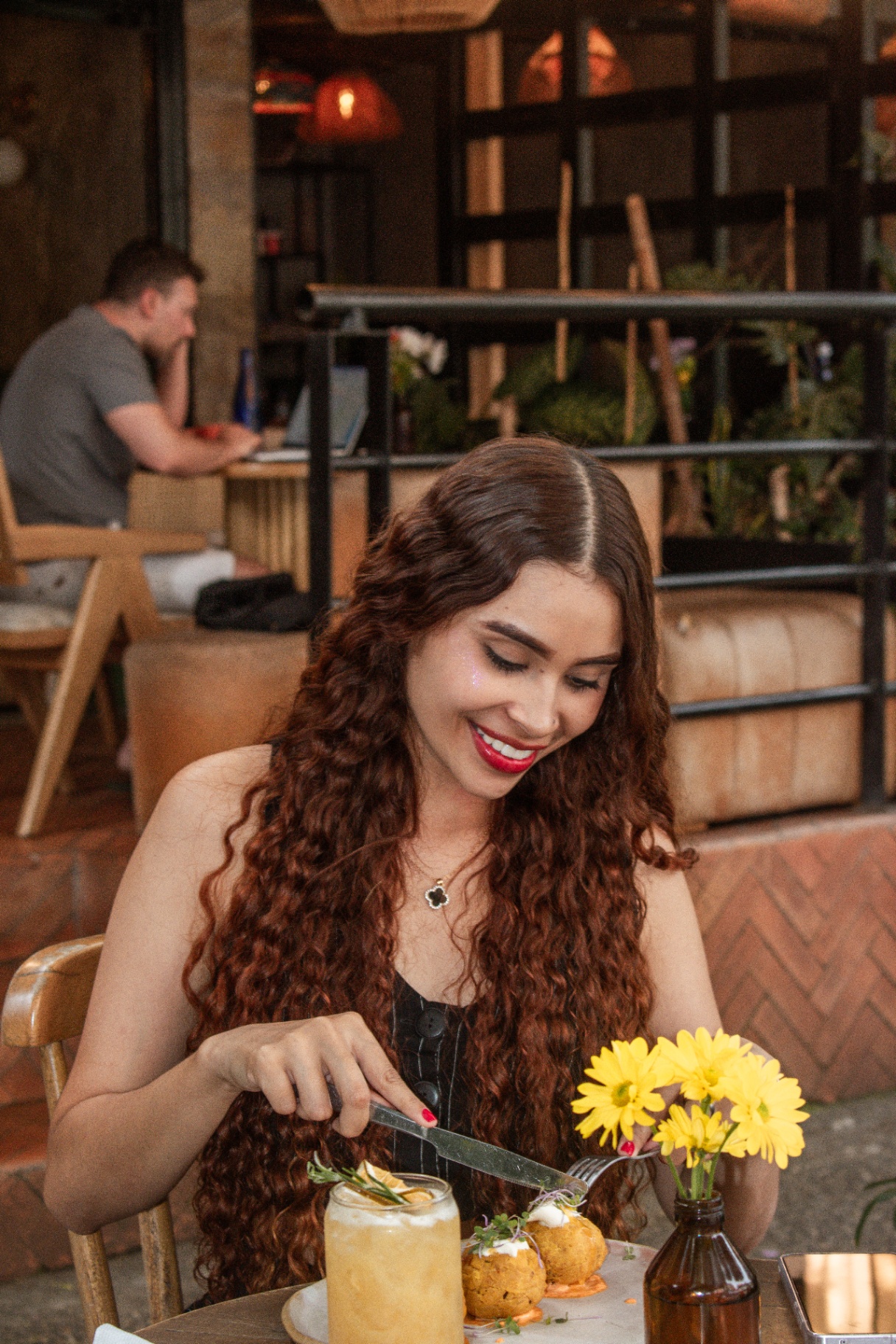 Cliente disfrutando brunch en la terraza de Amelier
