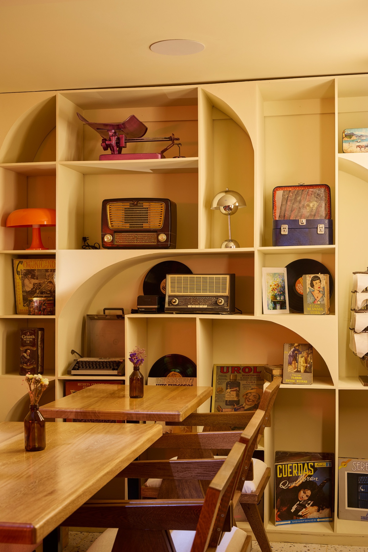 Estanterías vintage con radios y libros en Amelier Laureles