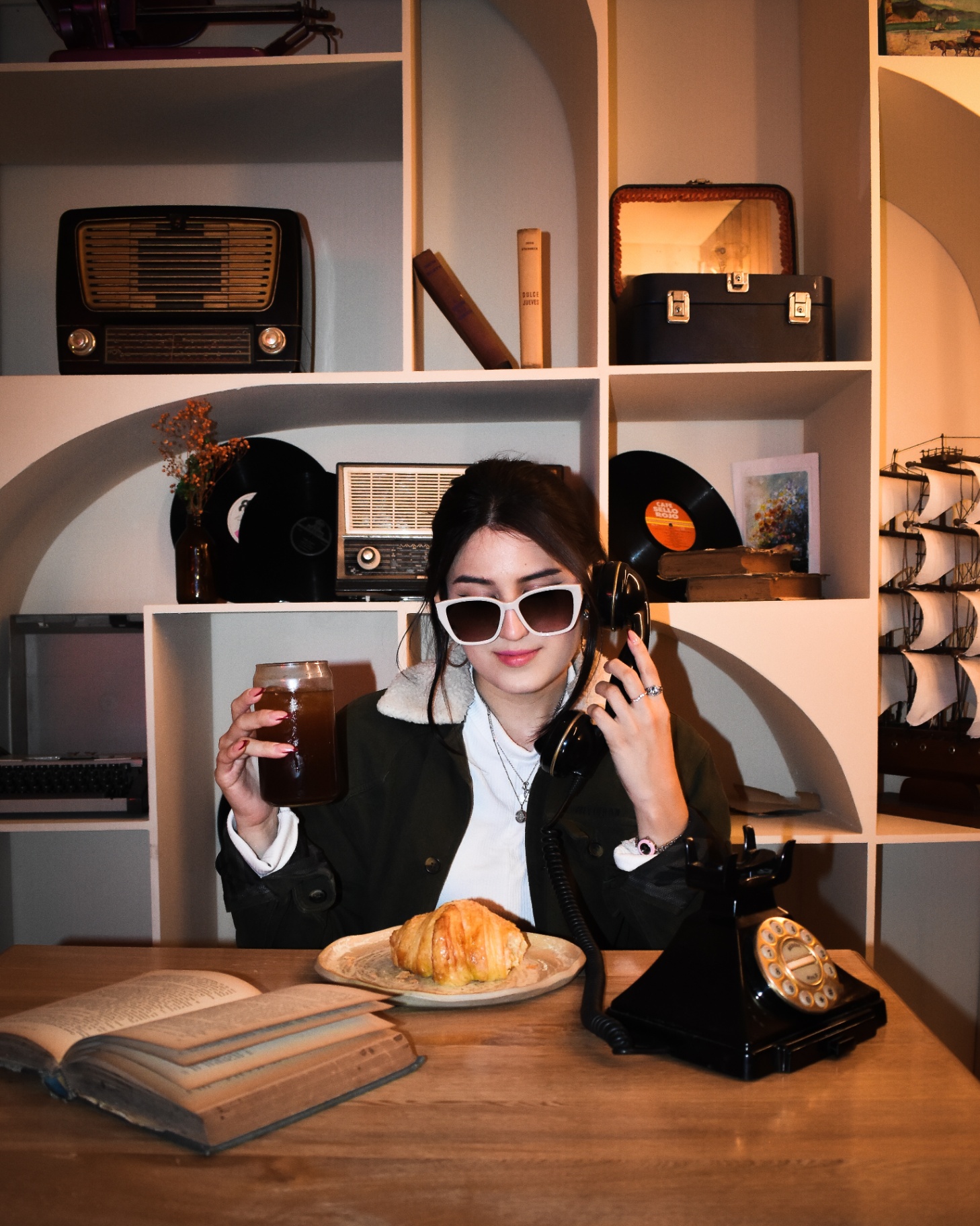 Ambiente vintage con teléfono, croissant y café